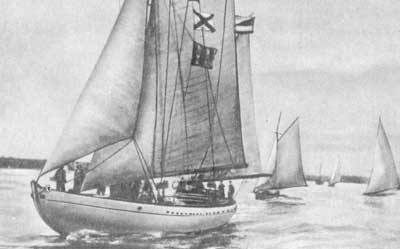 Первые крупные яхты "Пионер" и "Ударник", построенные на ленинградской верфи "Спортсудостроитель". В 1935 г. они отправились в дальнее плавание вокруг Скандинавии.